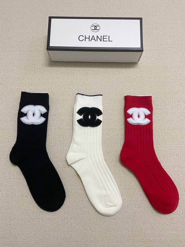 配包装 一盒3双 Chanel 香奈儿 经典字母logo 双针针织 纯棉中筒袜 Ins爆款 专柜在售ing 好看到爆炸 超高品质 经典不过时 潮人必不能少的专柜